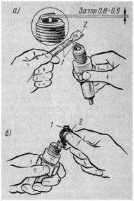 Проверка (а) и регулировка (б) зазора между электродами свечи