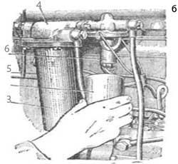 Спуск отстоя топлива из топливных фильтров грубой и тонкой очистки (б)