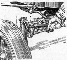 Регулировка зазора в шарнирном соединении толкающей рулевой тяги трактора МТЗ2