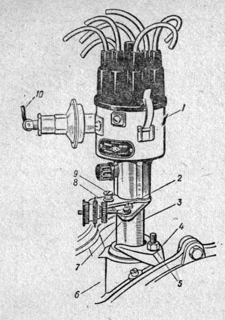 Крепление прерывателя-распределителя на двигателе