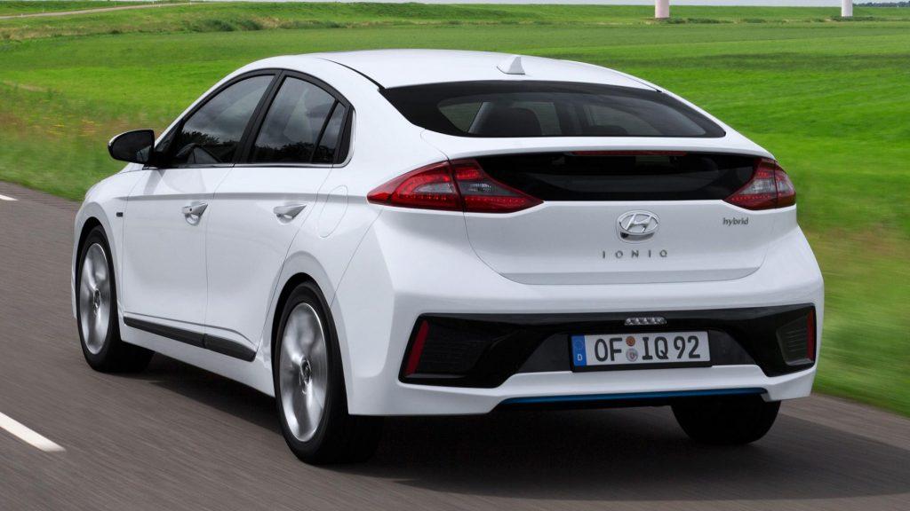 Белый Hyundai Ioniq Electric (вид сзади)