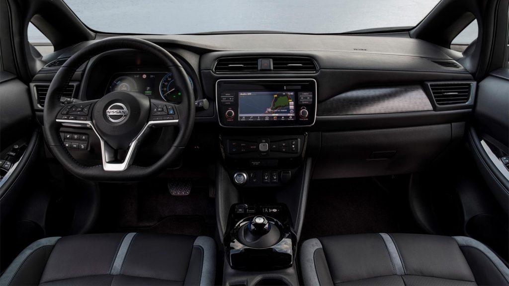 Салон (руль, панель приборов) у Nissan Leaf