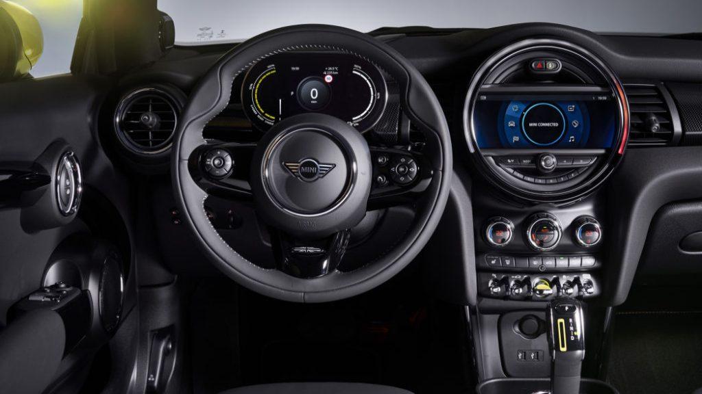Mini Cooper SE с электроприводом внутри: панель и руль