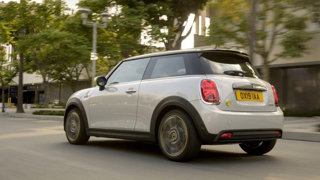 Mini Cooper SE с электроприводом вид сзади