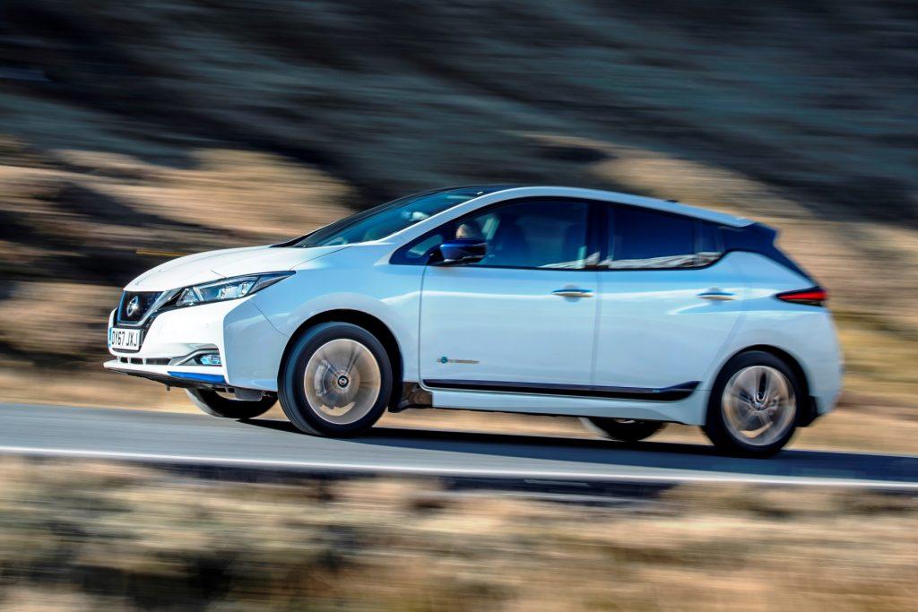 Nissan Leaf вид справа в движении по дороге