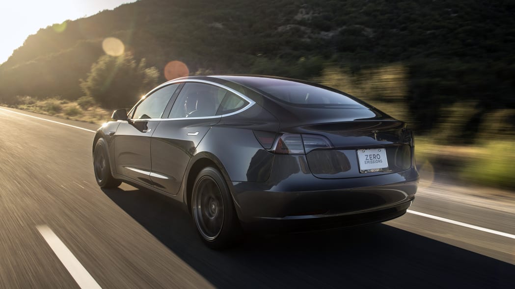 Обзор Tesla Model 3: высокие максимумы и низкие минимумы