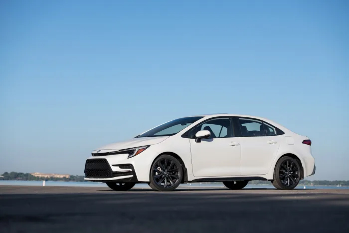 Представлен Toyota Corolla LE 2025 года