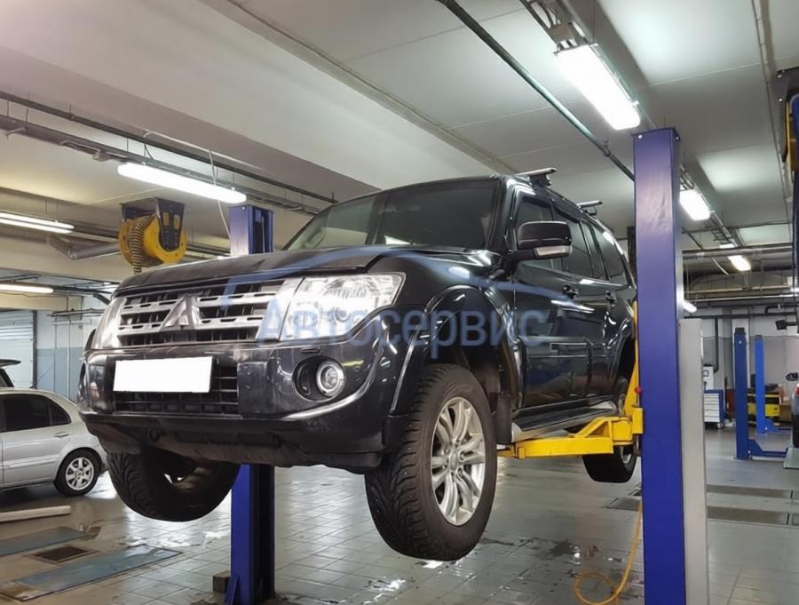 Mitsubishi Pajero в процессе обслуживания трансмиссии